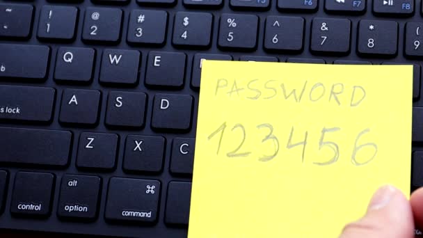 Notiz mit Passwort auf Tastatur legen und aufschreiben — Stockvideo