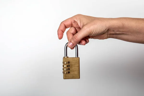 Candado en mano de mujer. Datos, información, propiedad y seguridad en el concepto de Internet — Foto de Stock