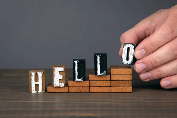 Hola. Hola. Saludo, invitación, carrera y concepto de servicio. Letras del alfabeto en pasos — Foto de Stock