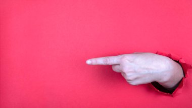 El parmağı kırmızı arka planı işaret ediyor. Metin ve kopyalama alanı için boş alan