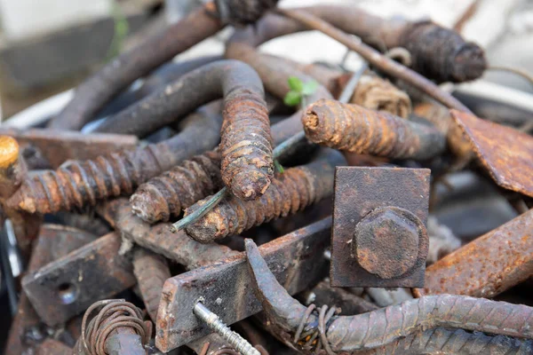 Schroot metalen stapel. fittingen, schroeven, onderdelen en draden. Afvalsortering en milieuzorg — Stockfoto