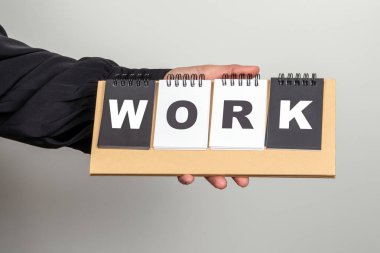 Çalışma konsepti. Kadın el alfabe harflerini kelime ile tutuyor.