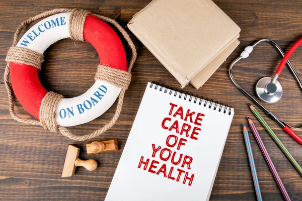 Prenditi cura della tua salute. Stetoscopio rosso, cancelleria e salvagente con testo — Foto Stock