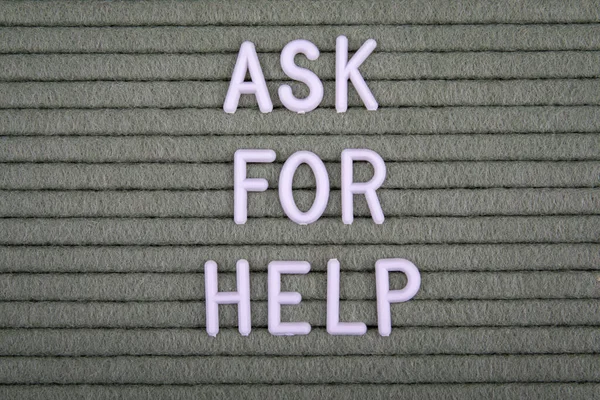 Попроси о помощи. Белые буквы алфавита на зеленом фоне. — стоковое фото