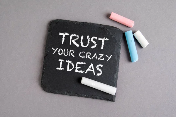 Εμπιστεύσου τις τρελές ιδέες σου. Κείμενο σε πέτρινη επιφάνεια — Φωτογραφία Αρχείου