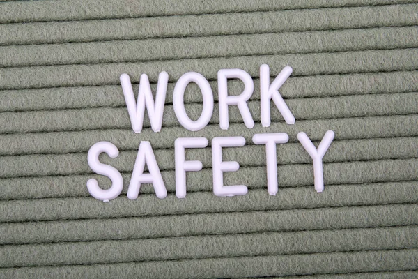 Безопасность на работе. Белые буквы алфавита на зеленом фоне — стоковое фото
