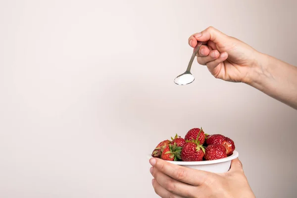 Fresas rojas de granja orgánica en tazón blanco sobre fondo blanco —  Fotos de Stock