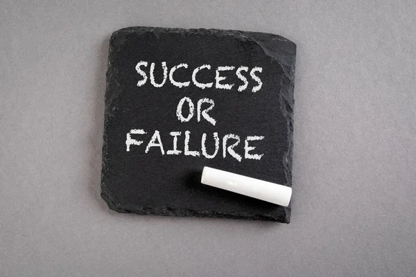 SUCCES OF Falen. Tekst op een stenen oppervlak. Krijt op een grijze achtergrond — Stockfoto