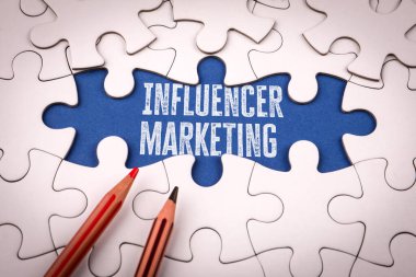 Bulmaca parçası ve renkli kalemlerle pazarlama stratejisi üzerinde etkili.