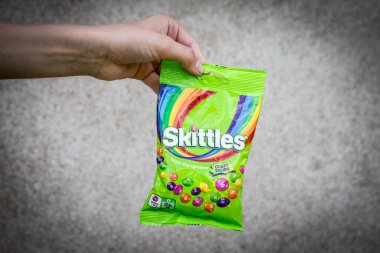 Skittles Crazy Sours şekeri el ele tutuştu. Sigulda Letonya 15 Ağustos 2025