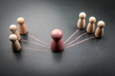 Merkez figür ve takım etkileşim hatlarıyla liderlik ve iletişim stratejisi.