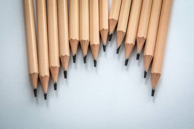 Beyaz arkaplan yüzeyinde çoklu açılmış kalemler.