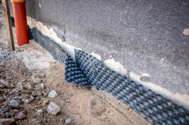 İnşaat sırasında hasarlı vakıf su geçirmez zarının yakın görüntüsü.