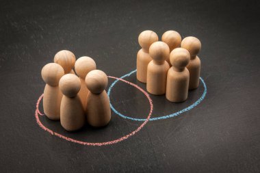 Takım karşılaştırması ve grup konsepti ahşap figürler ve tebeşir çemberleri ile örtüşüyor.