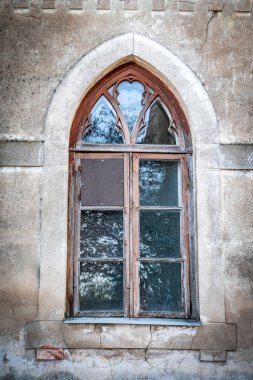Eski Gotik Biçimli Yıpranmış Cam Pencere.