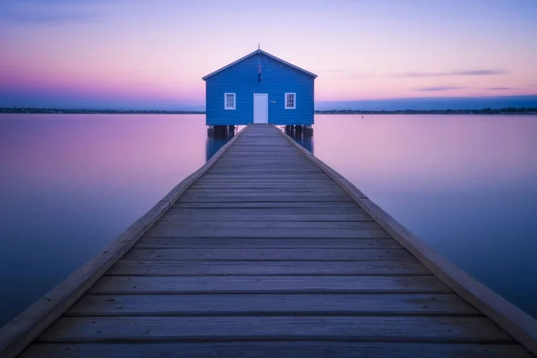 Boathouse Stilstaand Water Met Roze Paarse Tinten Van Schemering — Stockfoto