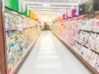 Tebrik kartları ABD perakende mağazasında ekranda çeşitli hareket bulanık. Anneler günü, baba gün, mutlu yıllar, mutlu yıllar, mutlu Noeller gibi bir olay için mevsimsel ve tatil kartı...