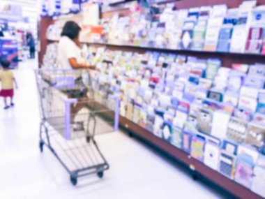 Vintage için tebrik kartları ABD perakende mağazasında alışveriş müşteri bulanık. Anneler günü, baba gün, günün kutlu olsun, yeni yıl, Merry Christmas gibi bir olay için ekranda mevsimlik, tatil kartı