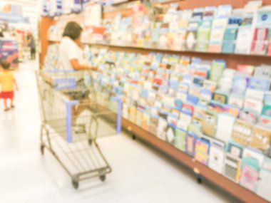 Soyut bulanık müşteri için tebrik kartları ABD perakende mağazasında alışveriş. Anneler günü, baba gün, günün kutlu olsun, yeni yıl, Merry Christmas gibi bir olay için ekranda mevsimlik, tatil kartı