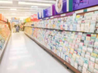 Tebrik kartları ABD perakende mağazasında ekranda çeşitli hareket bulanık. Anneler günü, baba gün, mutlu yıllar, mutlu yıllar, mutlu Noeller gibi bir olay için mevsimsel ve tatil kartı...