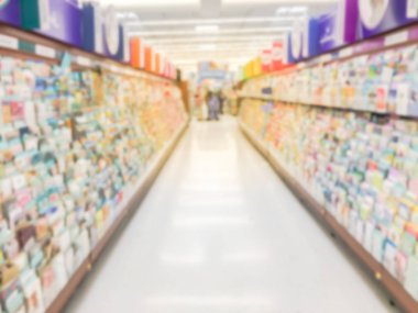 Tebrik kartları ABD perakende mağazasında ekranda çeşitli hareket bulanık. Anneler günü, baba gün, mutlu yıllar, mutlu yıllar, mutlu Noeller gibi bir olay için mevsimsel ve tatil kartı...