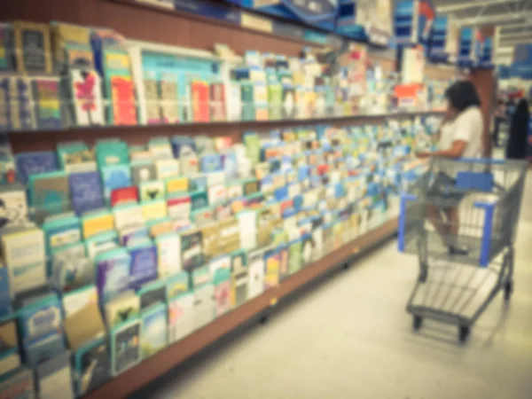 Vintage için tebrik kartları ABD perakende mağazasında alışveriş müşteri bulanık. Anneler günü, baba gün, günün kutlu olsun, yeni yıl, Merry Christmas gibi bir olay için ekranda mevsimlik, tatil kartı