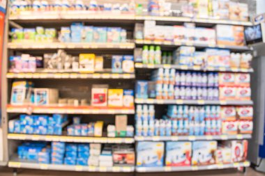 Eczane deposu ile ilaç ve tıbbi sarf malzemeleri ürün rafları ekranda etiketindeki görücü usulü varyasyonu içinde arka plan bulanık. İlaç deposu bulanık ilaçlar ile kapalı alanı.