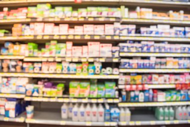 Eczane deposu ile ilaç ve tıbbi sarf malzemeleri ürün rafları ekranda etiketindeki görücü usulü varyasyonu içinde arka plan bulanık. İlaç deposu bulanık ilaçlar ile kapalı alanı.