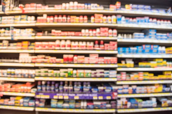 Eczane deposu ile ilaç ve tıbbi sarf malzemeleri ürün rafları ekranda etiketindeki görücü usulü varyasyonu içinde arka plan bulanık. İlaç deposu bulanık ilaçlar ile kapalı alanı.