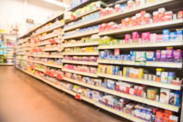 Eczane deposu ile ilaç ve tıbbi sarf malzemeleri ürün rafları ekranda etiketindeki görücü usulü varyasyonu içinde arka plan bulanık. İlaç deposu bulanık ilaçlar ile kapalı alanı.