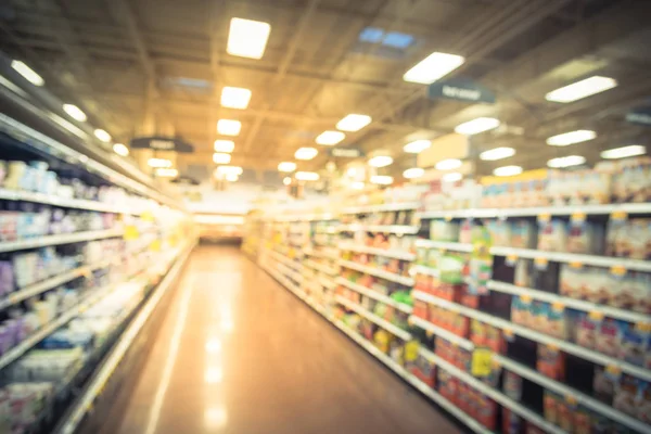 Buzdolabı bulanık satır farklı markalar ve aromalı yoğurt Humble, Texas, yerel mağaza ile bize temizleyelim. Yoğurt ve buzdolabı koridordaki, ufuk bokeh ışık dondurulmuş gıdalar çeşitli.