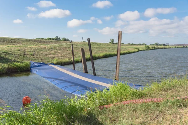 Şişme Barajı Su şişirilmiş sel bariyer inşaat mühendisliği projeler Irving, Texas, ABD. Su dolu silindirik tüp Yasası lastik geçici, endüstriyel sınıf geo-tekstil malzeme Barajı