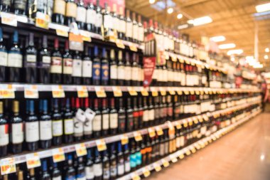 Bulanık görüntü şarap raflar mağazasında Houston, Texas, ekranda fiyat etiketleri ile bizi. Ufuk satır şarap likör şişeleri süpermarket rafta. Alkollü içecek arka plan. Müşteri alışveriş