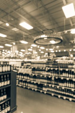 Vintage bulanık görüntü şarap raflar mağazasında Houston, Texas, ekranda fiyat etiketleri ile bizi. Ufuk satır şarap likör şişeleri süpermarket rafta. Alkollü içecek arka plan