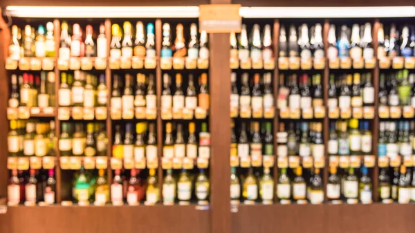 Bulanık görüntü soğutulmuş şarap mağazasında Houston, Texas, büyük çift kişilik şarap koridor bölümünde bize. Ufuk satır süpermarket ahşap raf şarap likör şişeleri. Alkollü içecek arka plan