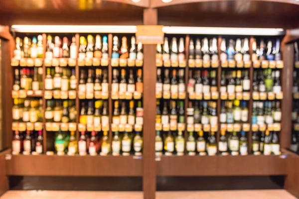 Bulanık görüntü soğutulmuş şarap mağazasında Houston, Texas, büyük çift kişilik şarap koridor bölümünde bize. Ufuk satır süpermarket ahşap raf şarap likör şişeleri. Alkollü içecek arka plan