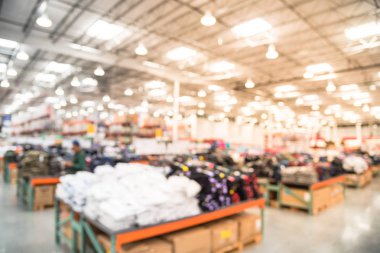 Bulanık görüntü öğelerini modern dağıtım depo giyim bölümünde, çok çeşitli. Ufuk arka plan satır ve depo iç koridor. Stok, toptan, lojistik ve kavram verme.