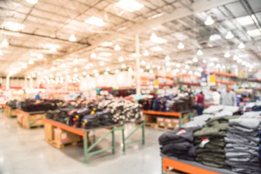 Soyut bulanık çok çeşitli öğeleri giyim bölümüne modern dağıtım depoda alışveriş müşteri ile. Satır ve depo iç koridor ufuk arka plan