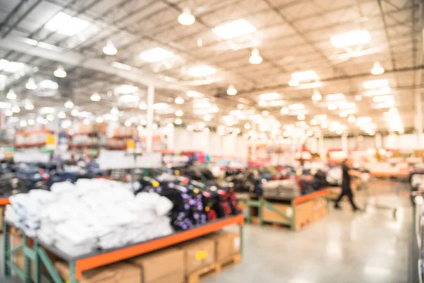 Soyut bulanık çok çeşitli öğeleri giyim bölümüne modern dağıtım depoda alışveriş müşteri ile. Satır ve depo iç koridor ufuk arka plan