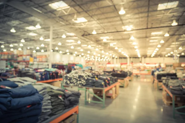 Vintage giyim modern dağıtım depo bölümünde öğelerin çok çeşitli bulanık. Ufuk arka plan satır ve depo iç koridor. Stok, toptan, lojistik, verme kavramı