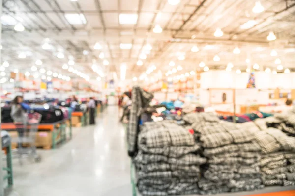 Soyut bulanık çok çeşitli öğeleri giyim bölümüne modern dağıtım depoda alışveriş müşteri ile. Satır ve depo iç koridor ufuk arka plan