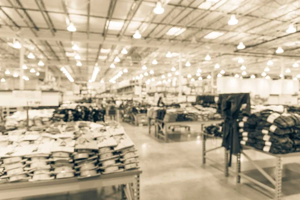 ビンテージの抽象は 近代的な物流倉庫でのショッピングの顧客と衣類セクションで項目の巨大な様々 なをぼやけています 倉庫内部通路と行の多重の背景 — ストック写真
