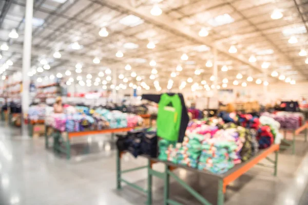 Bulanık görüntü öğelerini modern dağıtım depo giyim bölümünde, çok çeşitli. Ufuk arka plan satır ve depo iç koridor. Stok, toptan, lojistik ve kavram verme.