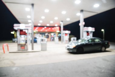 Geceleri Arkansas, ABD yakıt ikmali araba ile bulanık yakın çekim benzin istasyonu. , Odak benzin istasyonu ve alacakaranlık markette defocused. Soyut bulanık benzin istasyonu arka plan