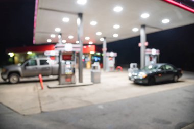 Geceleri Arkansas, ABD yakıt ikmali araba ile bulanık yakın çekim benzin istasyonu. , Odak benzin istasyonu ve alacakaranlık markette defocused. Soyut bulanık benzin istasyonu arka plan