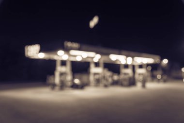 Vintage geceleri yakıt ikmali araba ile benzin istasyonu görüntü bulanık. , Odak benzin istasyonu ve alacakaranlık markette defocused. Benzin istasyonu arka plan kopya alanı ile bulanıklık