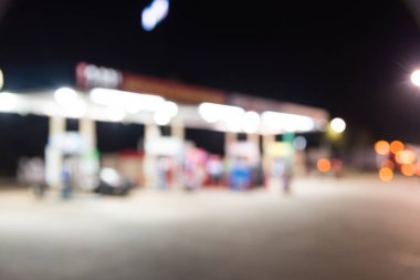Benzin İstasyonu ile geceleri yakıt ikmali araba bulanık görüntü. , Odak benzin istasyonu ve alacakaranlık markette defocused. Benzin istasyonu arka plan kopya alanı ile bulanıklık.