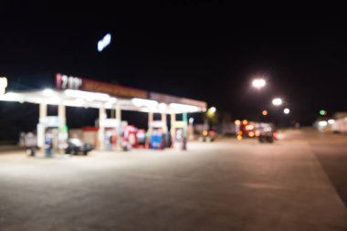 Benzin İstasyonu ile geceleri yakıt ikmali araba bulanık görüntü. , Odak benzin istasyonu ve alacakaranlık markette defocused. Benzin istasyonu arka plan kopya alanı ile bulanıklık.