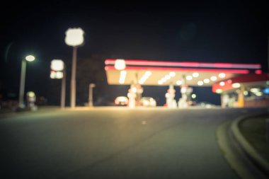 Vintage geceleri yakıt ikmali araba ile benzin istasyonu görüntü bulanık. , Odak benzin istasyonu ve alacakaranlık markette defocused. Benzin istasyonu arka plan kopya alanı ile bulanıklık