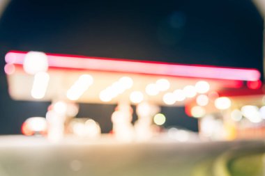 Vintage geceleri yakıt ikmali araba ile benzin istasyonu görüntü bulanık. , Odak benzin istasyonu ve alacakaranlık markette defocused. Benzin istasyonu arka plan kopya alanı ile bulanıklık